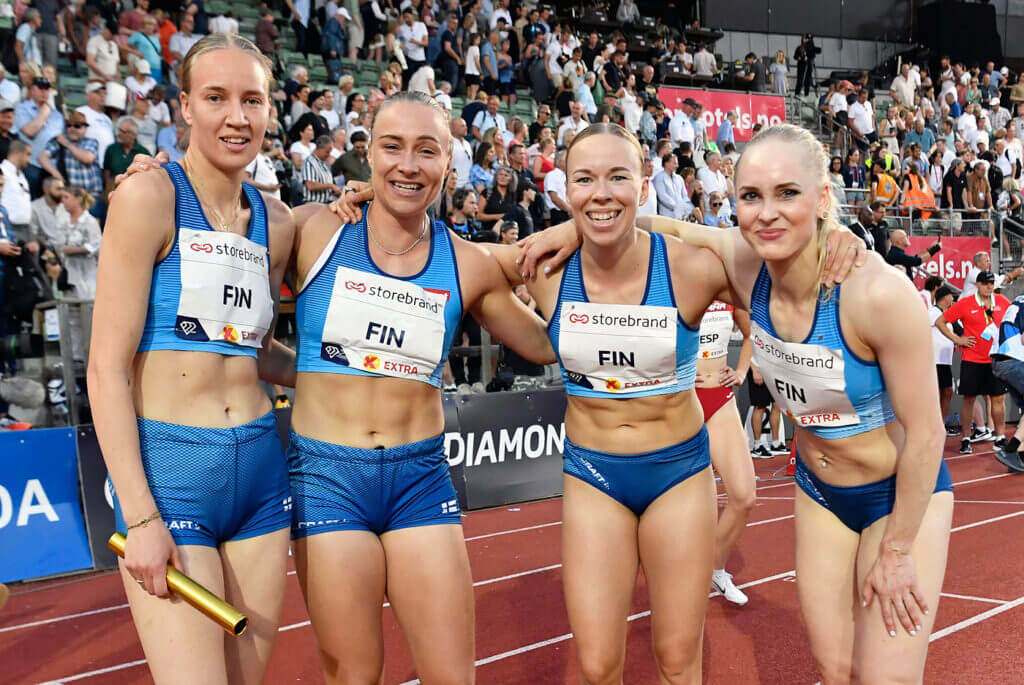 Naisten 400 metrin viestijuoksun joukkue juoksun jälkeen Oslon Timanttiliigassa 2023. (Kuva: SUL)